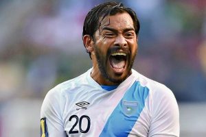 Pescadito eterno! Carlos Ruiz supera a Ali Daei y se convierte en el máx. goleador histórico de las #Eliminatorias.