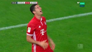 Eobert lewandowski se lamenta tras desperdiciar una opción clara de gol con el Bayern Munich