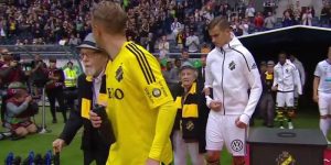 Bravo por el AIK Solna de suecia que salta con los socios y aficionados más veteranos del club