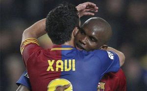 samuel eto'o abraza a xavi hernández tras un gol en el fc barcelona