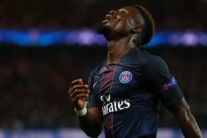 el lateral derecho del psg, sergio aurier, se lamenta