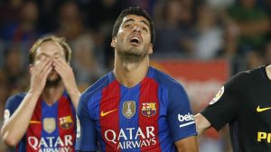 suarez se lamenta tras recibir una tarjeta con el barcelona