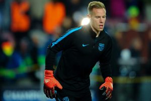 ter stegen durante un entrenamiento del fc barcelona