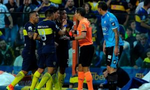 Tevez le dijo DE TODO al árbitro delfino y se fue expulsado