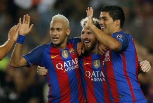 messi neymar y suarez, tridente de la MSN del barcelona celebrando un gol
