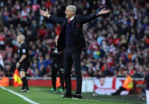Wenger dirigiendo con el Arsenal