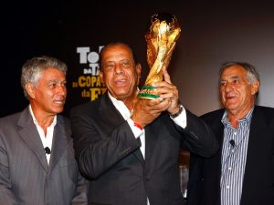 Carlos Alberto con la Copa del Mundo