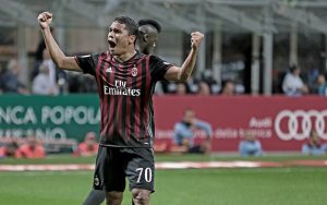 Bacca celebrando un gol con el Milan abriendo los brazos