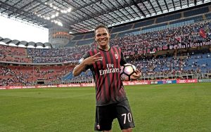 Carlos Bacca llevándose la pelota con el Milan
