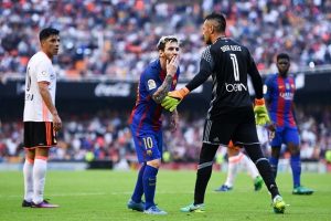 Messi y alves en el penal del Valencia Barcelona