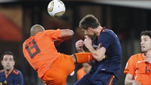 De Jong y Xabi Alonso en la final del Mundial