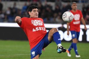 Diego Maradona jugando con un balón en el partido por La Paz