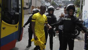 Enner Valencia en Ecuador rodeado de la policía local