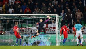Joe Hart estirándose para sacar un balón del ángulo con Inglaterra en Eliminatorias europeas