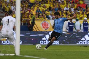 Luis Suárez contra Colombia antes de anotar el gol