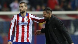 Mario Suárez co Diego Simeone hablando en un partido del Atlético de Madrid
