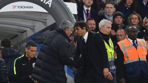 Mourinho hablando con Conte