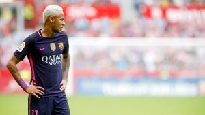 Neymar con el Barcelona en uniforme emergente