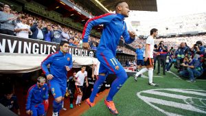 Neymar saltando al campo de juego en Mestalla frente al Valencia