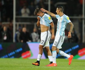 Paulo Dybala llorando con Argentina tras ser expulsado
