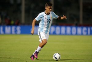 Paulo Dybala con Argentina dominando el balón