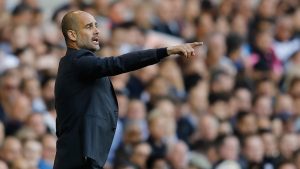 Pep Guardiola dirigiendo