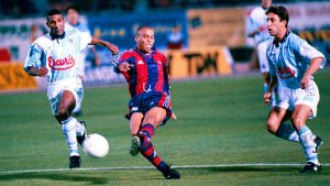 Ronaldo marcando el gol frente al Compostela con Barcelona