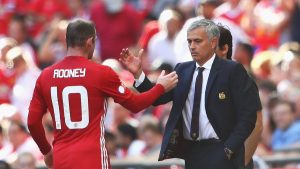 Rooney saludando a Mou en el Manchester United