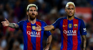 Messi y Neymar reclaman una falta con la camiseta del FC Barcelona