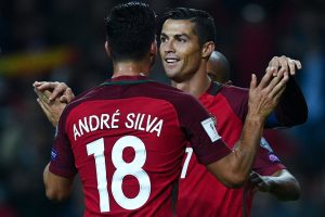 Cristiano marcó el 4-0 de Portugal sobre Islas Feroe. Lo celebra con André Silva