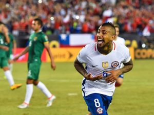 arturo vidal celebra un gol con la seleccion chilena