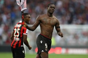 Mario Balotelli le dio la victoria al Niza que sigue de líder en la Liga francesa. Balotelli celebra un gol quitándose la camisa