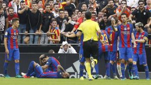 El Valencia identifica a quien lanzó el botellazo a neymar: es un menor de 17 años