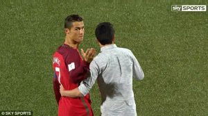 cristiano ronaldo y un aficionado que invade la cancha