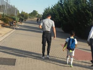 Cristiano ronaldo en el debut de su hijo