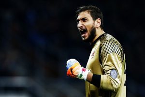 gigi donnarumma celebra luego de una espectacular atajada con el ac milan que le dio el triunfo