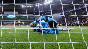 espectacular atajada de hugo lloris en el bayer leverkusen vs tottenham por champions