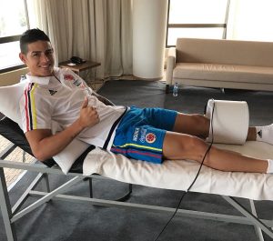 James Rodríguez en recuperación de su lesión, con la camiseta de la selección colombia