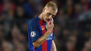 Jeremy Mathieu se lamenta durante un partido de champions league con el barcelona