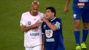 Maradona discutiendo con Verón en el partido por la Paz