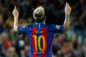Messi celebra un gol señalando con sus dedos al Cielo tras marcar con el barcelona