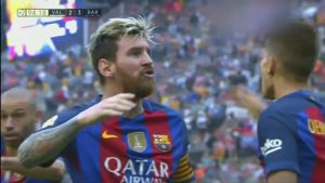 El enojo de Messi cuando los hinchas del Valencia lanzaron una botella