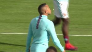 Payet hizo jueguitos con un chicle y después se lo comió.