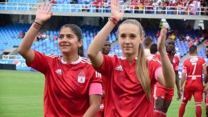 nicole Regnier y catalina usme con la camiseta del america de cali
