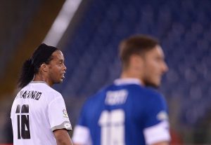 PASE CON LA ESPALDA DE RONALDINHO EN EL PARTIDO POR LA PAZ