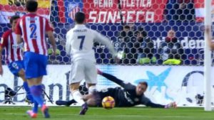 Tremenda atajada de Jan Oblak a Cristiano Ronaldo