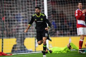 Diego Costa celebra el tanto que representa el liderato de la Premier League