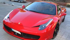 Neymar manejando su ferrari