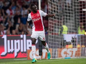 Davinson Sánchez celebrando un gol con el Ajax