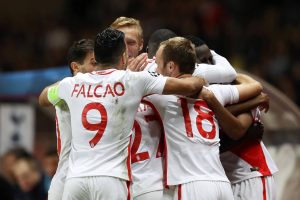 Falcao de espalda abrazando al equipo